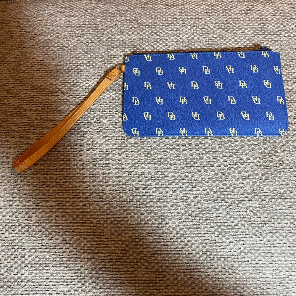 Dooney & Bourke Blue and Tan Wristlet NWOT, no callouts w:keychain